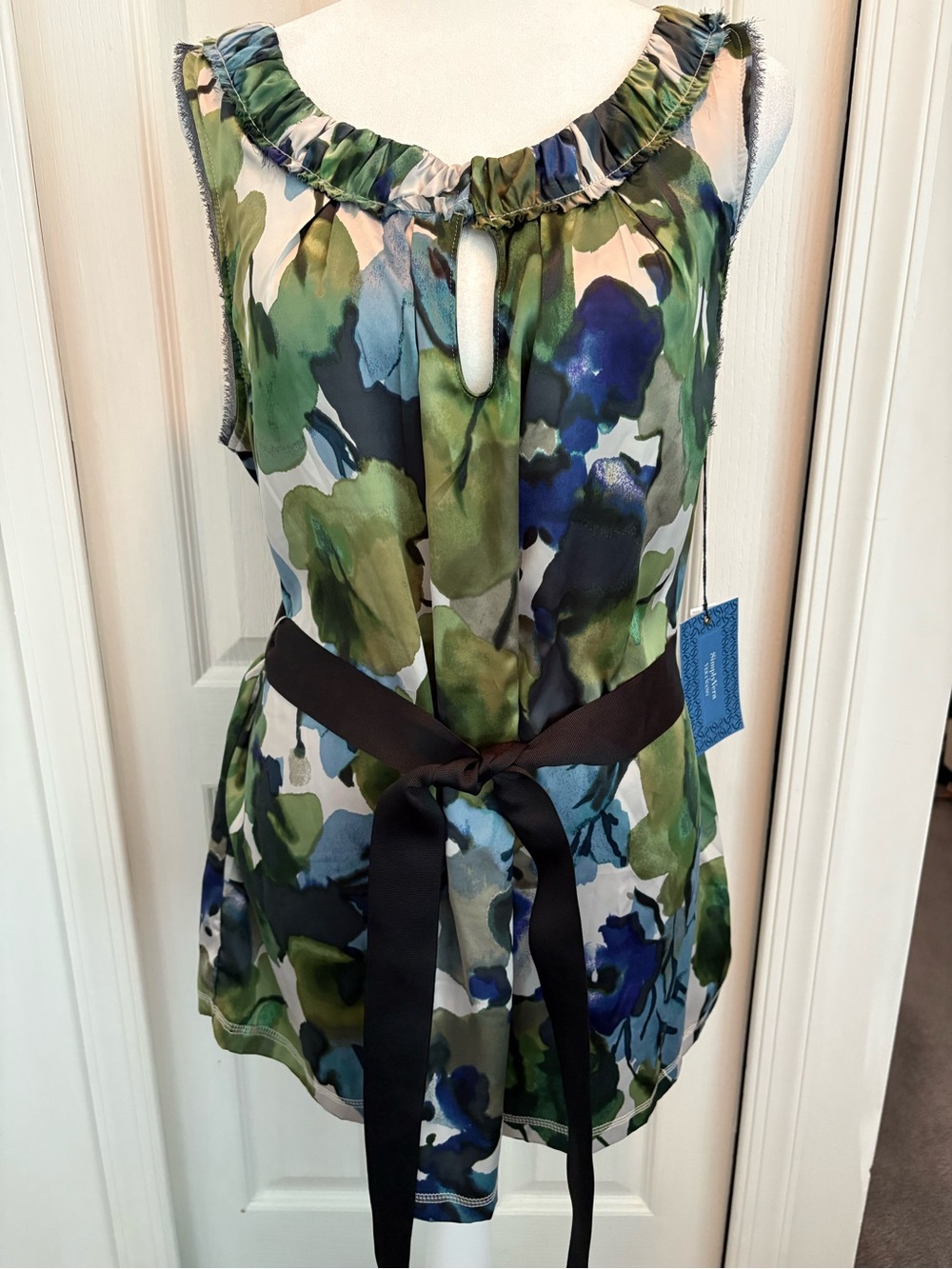 Sleeveless Tunic, L, NWT, Simply Vera Vera Wang , Lt.blue,navy,green floral